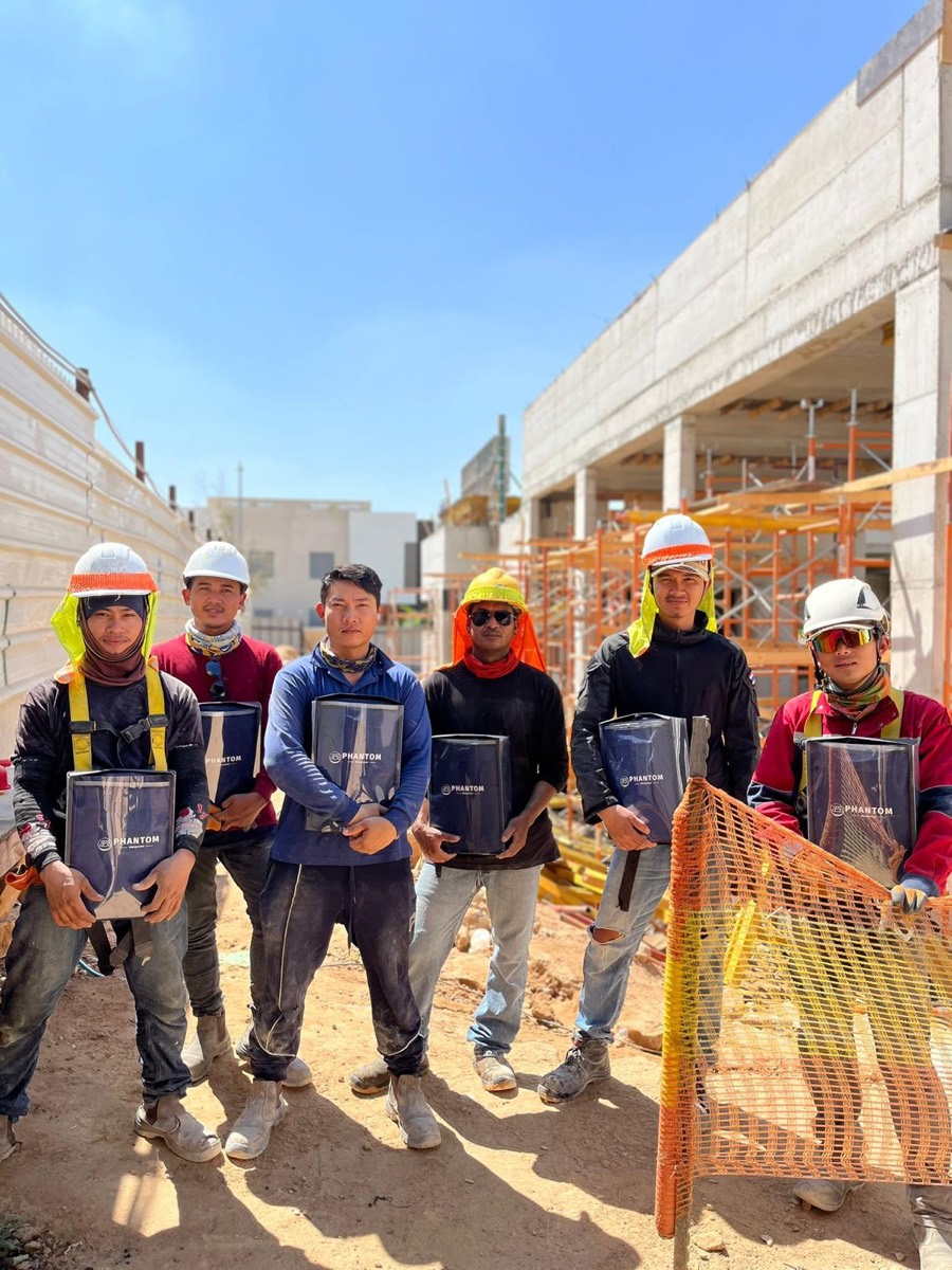 צוות עובדים של פאנטום כוח אדם באתר בנייה