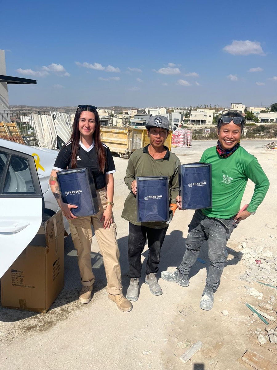עובדי פאנטום כוח אדם באתר בנייה