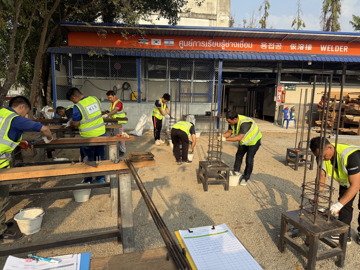 מבחן מעשי בברזלנות ובעבודות ברזל במרכז בחינה מקצועי במדינת המקור